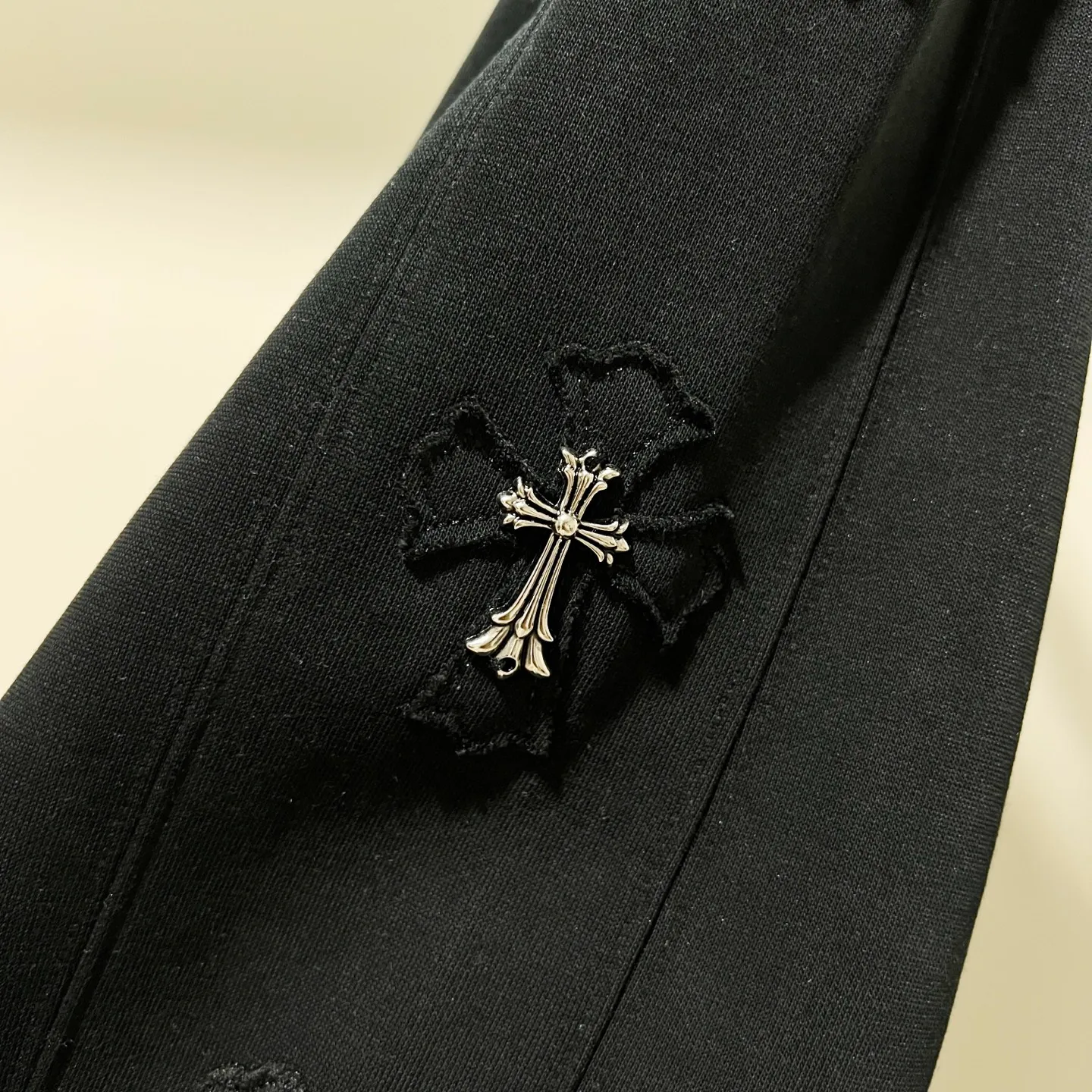 P260 chromehearts/Chrome heart selected 400g custom fabric sweatpants, classic side patch cross embroidery🪡hardware crafts logo, official synchronization, 1:1 original mold opening, fashion personality, versatile trend, pure original quality, original washed fabric, tag, collar label, washed wheat, complete three labels, color: black, gray. Size: M-3XL